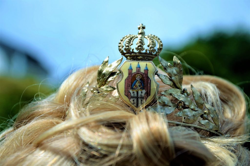 Eine Kette, eine Krone und ein Versprechen - region, region-wi-me-ha, hallenberg